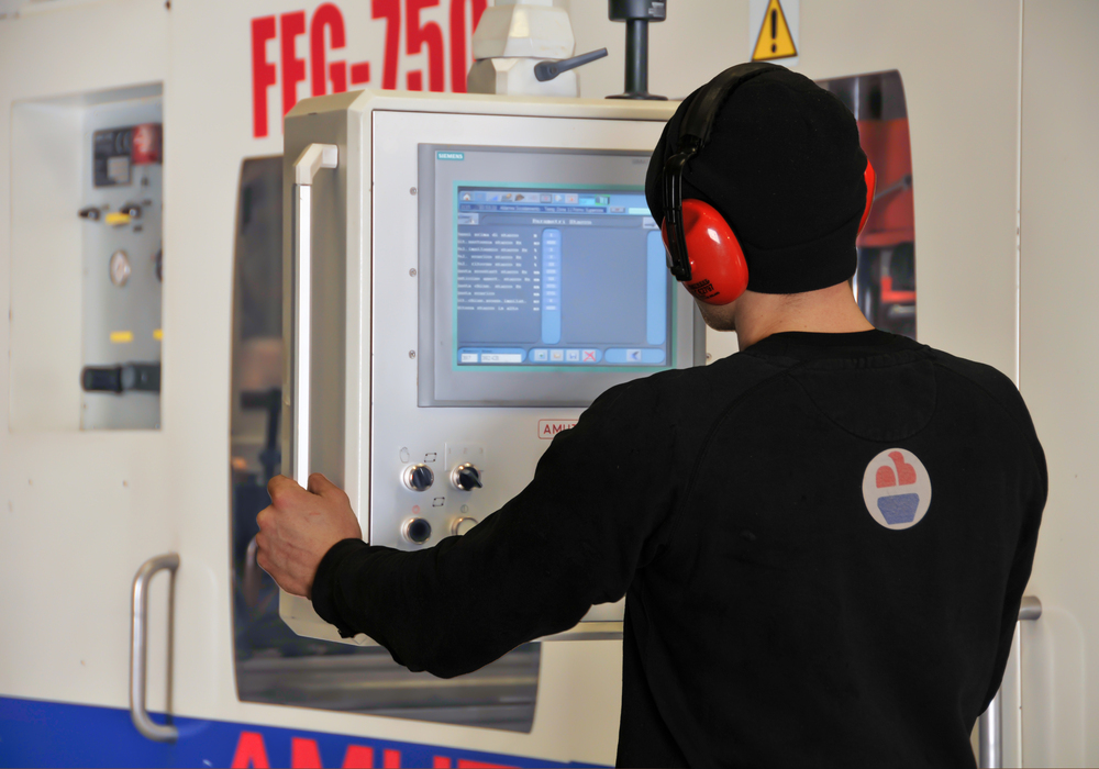 lavoratore e lavoratrice in servizio