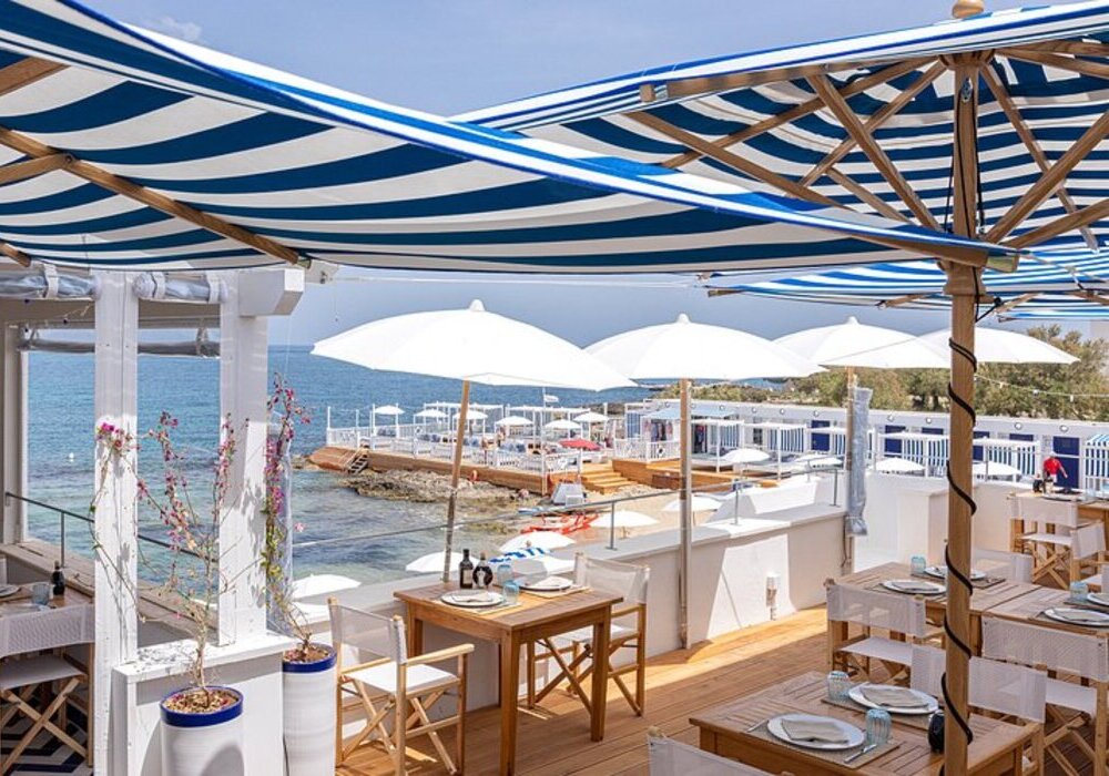 Beach Club direkt am Meer mit Tischen