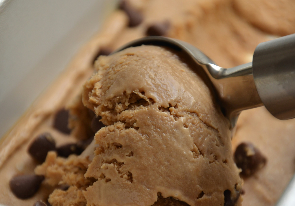 gelato al cioccolato servito su vaschetta