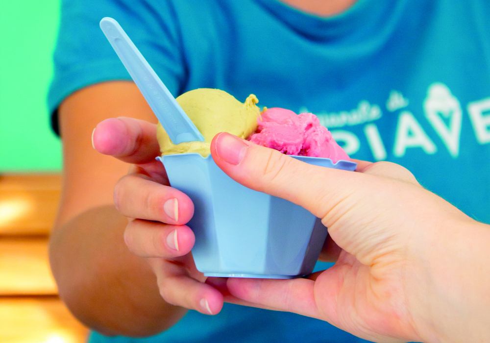 helado azul servido de mano en mano