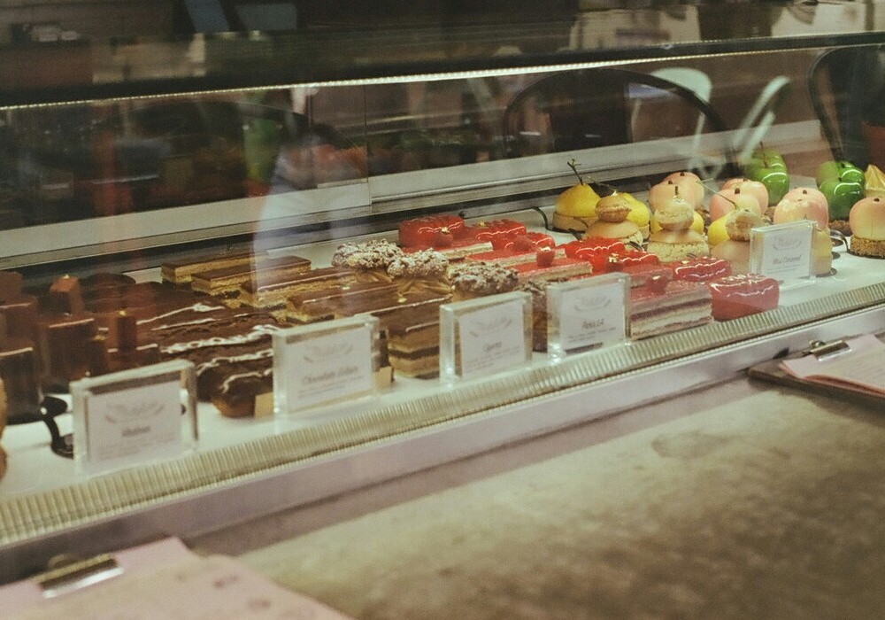 escaparate de pastelería con tartas mignon