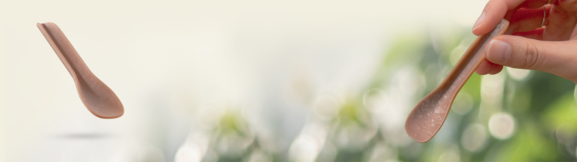 brauner fliegender Löffel auf hellem Hintergrund